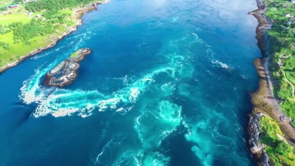 Whirlpools aus dem Strudel von Salzstraumen, Nordland, Norwegen Luftaufnahme wunderschöne Natur. saltstraumen ist eine kleine Meerenge mit einer der stärksten Gezeitenströmungen der Welt. — Stockvideo