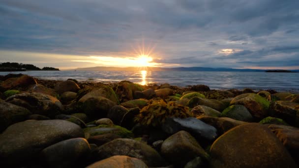 Puesta de sol sobre el mar en Noruega sobre la costa ártica de Noruega — Vídeo de stock