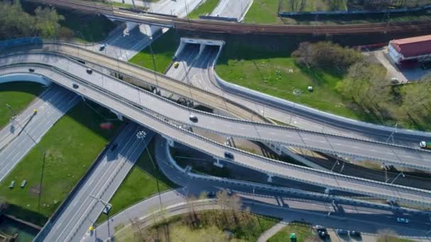 Vista aérea de una intersección de la autopista. Disparo en 4K (ultra alta definición (UHD) )) — Vídeos de Stock