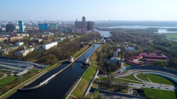 Canal nommé d'après Moscou, Russie. Vue aérienne d'une intersection d'autoroutes .
