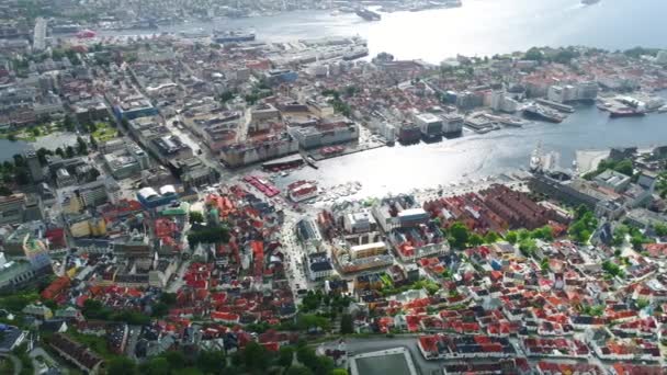 ベルゲン(Bergen)は、ノルウェーの西海岸に位置する都市である。ベルゲンはノルウェーで2番目に大きい都市です。鳥の飛行の高さからの眺め。空中FPVドローン飛行. — ストック動画