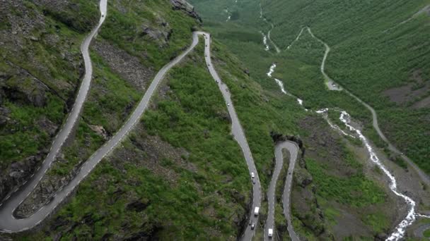 Chemin de Troll Trollstigen ou Trollstigveien route de montagne sinueuse en Norvège. — Video