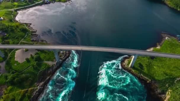 Whirlpools af malstrøm af Saltstraumen, Nordland, Norge udsigt Smuk natur. Saltstraumen er et lille stræde med en af de stærkeste tidevandsstrømme i verden . – Stock-video