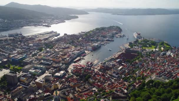 Bergen is een gemeente in de Noorse provincie Hordaland. Bergen is de op een na grootste stad van Noorwegen. Het uitzicht vanaf de hoogte van de vogelvlucht. Luchtvluchten met FPV-drone. — Stockvideo