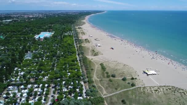 İtalya, Adriyatik Denizi sahili. Venedik yakınlarındaki denizde dinlen. Hava FPV İHA uçuşları. — Stok video