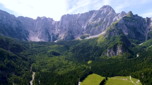 Lago di Fusine Superiore Itália Alpes. Voos aéreos de drones FPV . — Vídeo de Stock