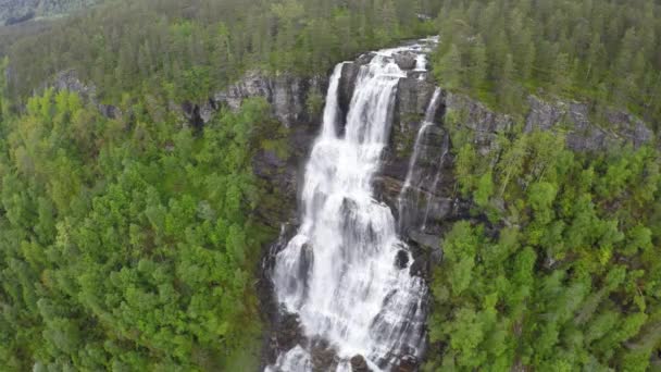 Повітряні кадри з водоспаду Твіндесосен з висоти пташиного польоту, Норвегія. — стокове відео
