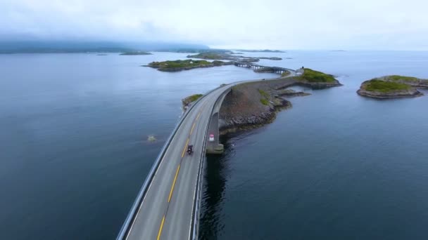 Luftfoto Atlantic Ocean Road eller Atlantic Road (Atlanterhavsveien) er blevet tildelt titlen som (Norwegian Construction of te Century). Vejen klassificeret som en national turistrute . – Stock-video
