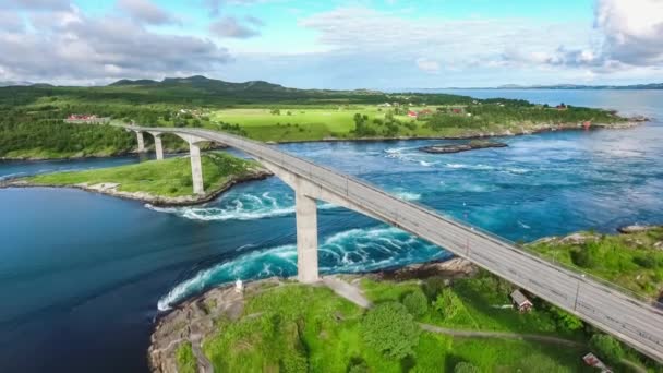 Whirlpools van de maalstroom van Saltstraumen, Nordland, Norway antenne bekijken prachtige natuur. Saltstraumen is een kleine straat met een van de sterkste getijdenstromingen in de wereld. — Stockvideo