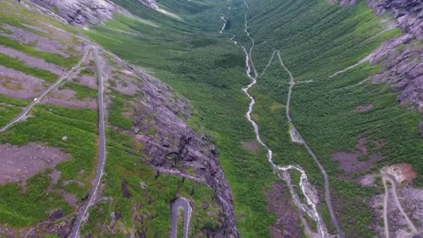Troll 's Path Trollstigen o Trollstigveien sinuoso camino de montaña en Noruega. Imágenes aéreas — Vídeos de Stock