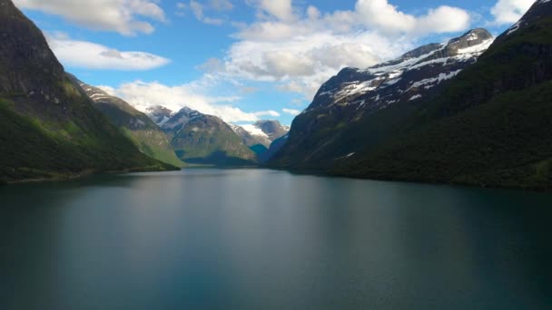 美しい自然ノルウェーの自然景観。空中映像｜lovatnet lake. — ストック動画