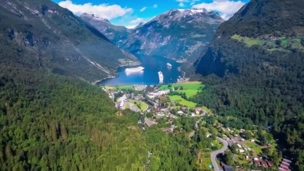 Geiranger Fjord, Schöne Natur Norwegen Luftaufnahmen. Es handelt sich um einen 15 Kilometer langen Abzweig des Sunnylvsfjords, der vom Storfjord (Großer Fjord) abzweigt.). — Stockvideo