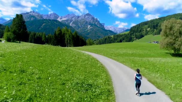 Frau joggt im Freien. Italienische Dolomiten — Stockvideo
