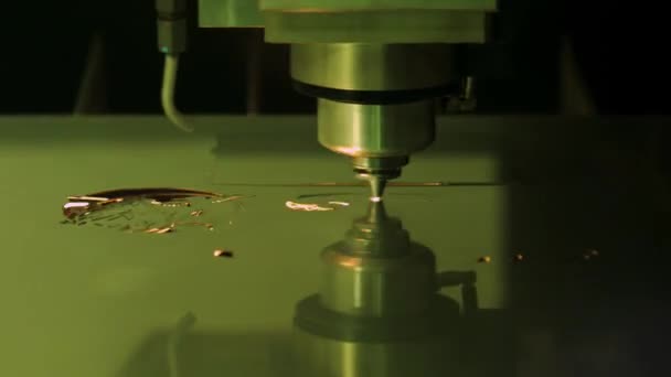 CNC laserové řezání kovu ve zpomaleném pohybu, moderní průmyslová technika. — Stock video