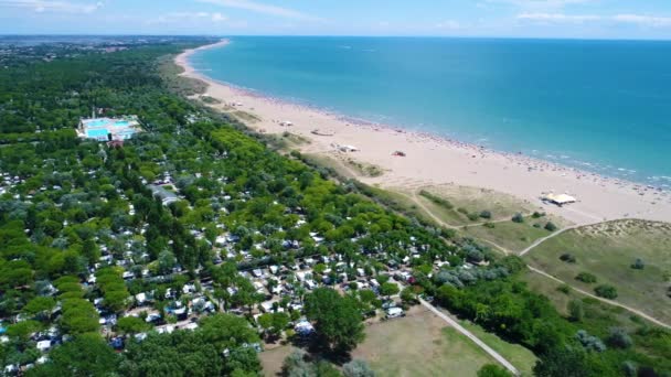 Italie, la plage de la mer Adriatique. Reste sur la mer près de Venise. Vols aériens de drones FPV . — Video