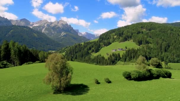 Landschappelijk uitzicht op het prachtige landschap in de Alpen, Prachtige natuur van Italië. Luchtvluchten met FPV-drone. — Stockvideo