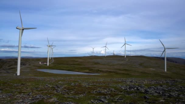 Wiatraki do produkcji energii elektrycznej. Park wiatraków Havoygavelen, Hawoysund, Norwegia Północna. — Wideo stockowe