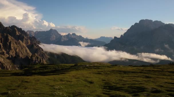 Timelapse Parque Nacional de la Naturaleza Tre Cime En los Alpes Dolomitas. Hermosa naturaleza de Italia . — Vídeo de stock