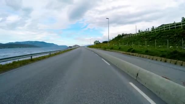 Autó vezetés egy úton Norvégiában — Stock videók