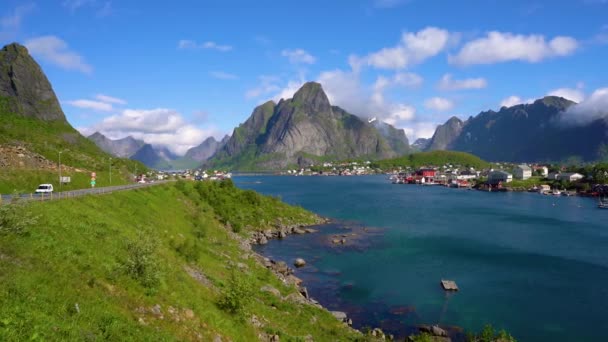 Las islas Lofoten es un archipiélago en el condado de Nordland, Noruega. Es conocido por un paisaje distintivo con espectaculares montañas y picos, mar abierto y bahías protegidas, playas y tierras vírgenes . — Vídeos de Stock