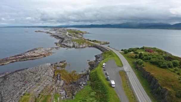 Atlantic Ocean Road eller Atlantic Road (Atlanterhavsveien) har tilldelats titeln - Norwegian Construction of the Century. Vägen klassificerad som en nationell turistväg. — Stockvideo
