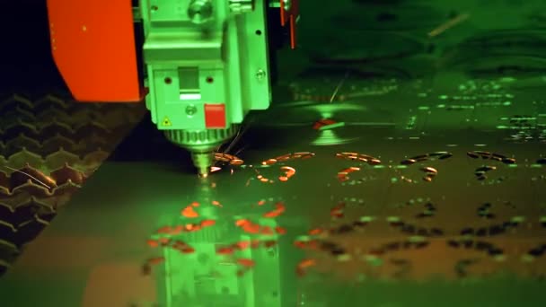 CNC Tăiere cu laser din metal, tehnologie industrială modernă . — Videoclip de stoc