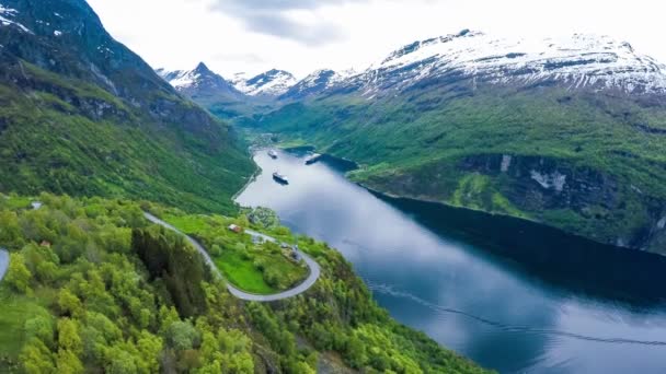 Imágenes aéreas del fiordo Geiranger, Noruega. Es una rama de 15 kilómetros (9.3 mi) de largo fuera del Sunnylvsfjorden, que es una rama fuera del Storfjorden (Gran fiordo) ). — Vídeo de stock