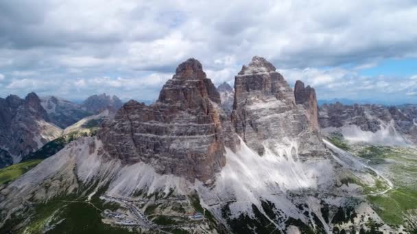 Národní přírodní park Tre Cime V Dolomitských Alpách. Krásná příroda Itálie. Letecké lety FPV dronem — Stock video