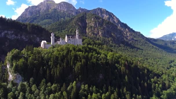 Замок Нойшванштайн Баварские Альпы Германия. Авиационные беспилотники FPV. — стоковое видео