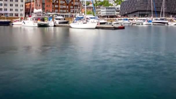 Utsikt över en marina i Tromso, Nordnorge Timelapse. Tromso anses vara den nordligaste staden i världen med en befolkning över 50.000. — Stockvideo