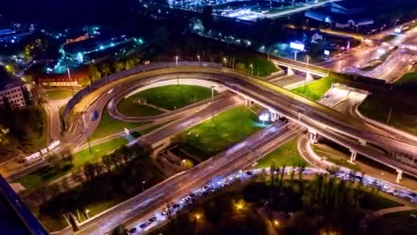 Timelapse nocturno Vista aérea de una intersección de autopistas Rutas de tráfico en la noche Moscú — Vídeos de Stock