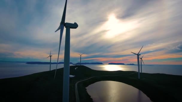 Windmühlen zur Stromerzeugung. Arctic View Windmühlenpark Havoygavelen, Havoysund, Nordnorwegen Luftaufnahmen. — Stockvideo