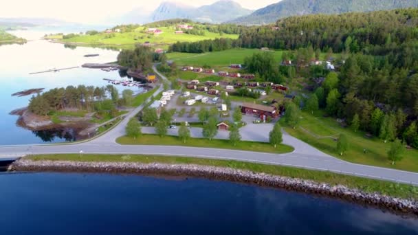 Schöne Naturlandschaft Norwegens. Luftaufnahme des Campingplatzes zum Entspannen. Familienurlaub, Urlaubsreise im Wohnmobil. — Stockvideo