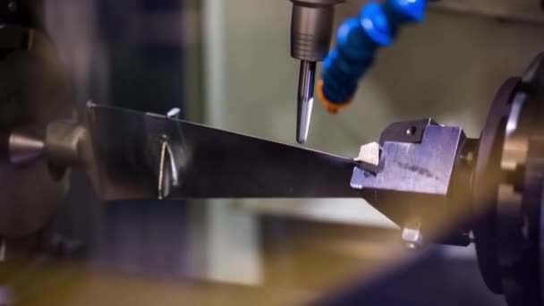 Mașină de frezat CNC. Tăierea tehnologiei moderne de prelucrare a metalelor . — Videoclip de stoc