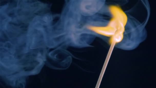 Gyufa égetése fekete háttérrel lassított felvételen — Stock videók