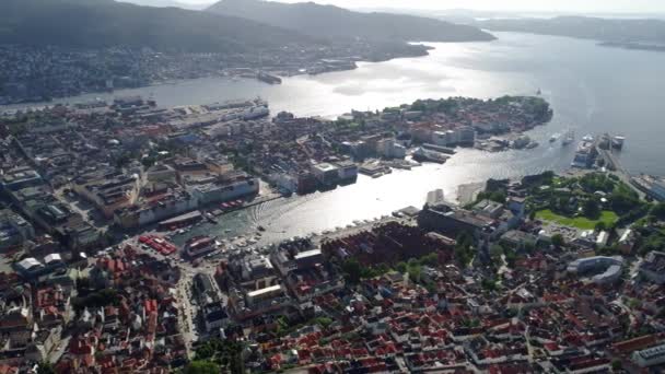 Bergen es una ciudad y municipio de Hordaland en la costa oeste de Noruega. Bergen es la segunda ciudad más grande de Noruega. La vista desde la altura del vuelo de las aves. Vuelos aéreos de aviones no tripulados FPV. — Vídeo de stock