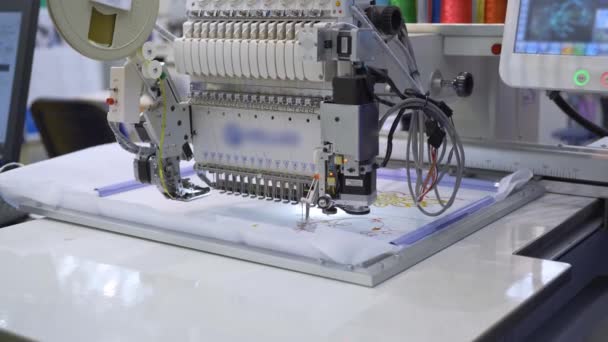 Máquina automática de coser industrial para puntada por patrón digital. Industria textil moderna . — Vídeo de stock