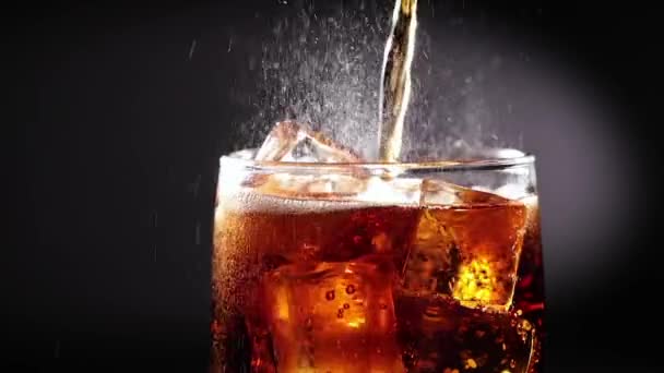 Cola con hielo y burbujas en vidrio de cámara lenta. — Vídeos de Stock