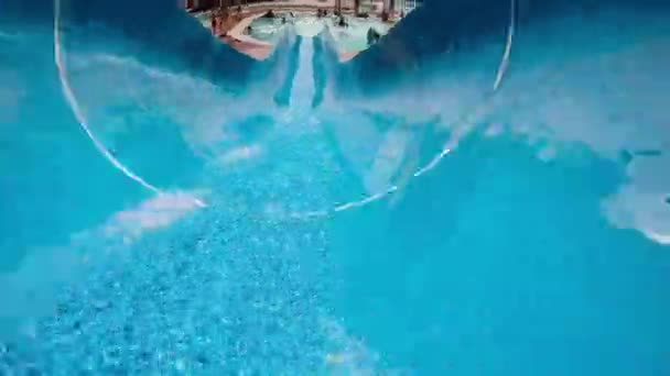 Vue à la première personne, la descente du toboggan aquatique sur le parc aquatique de vacances 