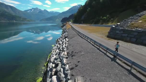 Frau joggt im Freien. Norwegischer Fjord. — Stockvideo