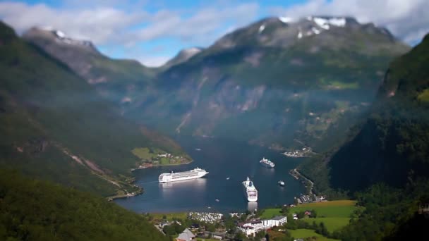 Lente inclinata - fiordo Geiranger, Bella Natura Norvegia. Si tratta di un ramo lungo 15 chilometri al largo del Sunnylvsfjorden, che è un ramo al largo della Storfjorden (Great Fjord). — Video Stock