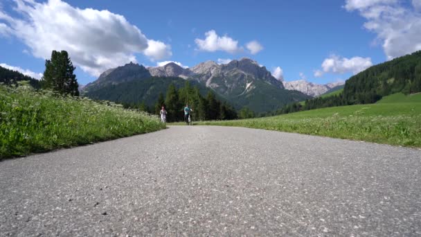 Пара жінок і чоловіків на електричному мотоциклі Велосипеди Італії Dolomites Alps — стокове відео