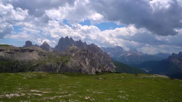 Parque Natural Nacional Tre Cime Nos Alpes das Dolomitas. Bela natureza da Itália. — Vídeo de Stock