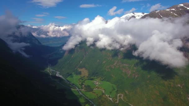 Luchtfoto 's Prachtige Natuur Noorwegen. Over de meren en fjorden vliegen.Uitzicht vanuit vogelperspectief. — Stockvideo