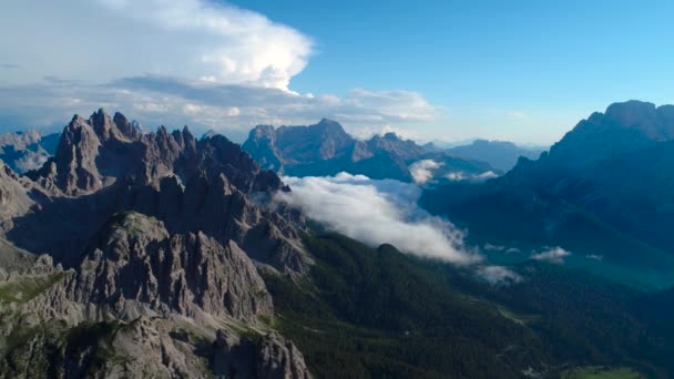 Parque Nacional de la Naturaleza Tre Cime En los Alpes Dolomitas. Hermosa naturaleza de Italia. Vuelos aéreos de aviones no tripulados FPV — Vídeos de Stock