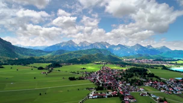 Panorama dall'alto Forggensee e Schwangau, Germania, Baviera. Voli aerei con drone FPV. — Video Stock