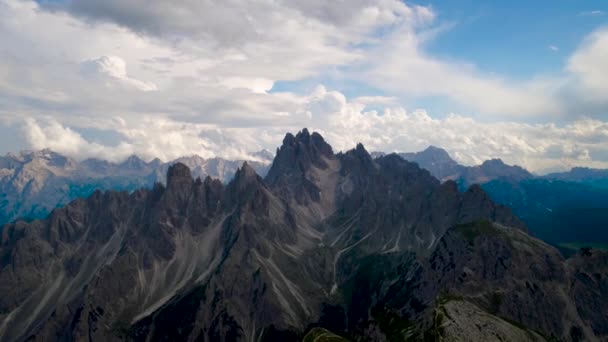 白云岩阿尔卑斯山中的国家自然公园。意大利美丽的自然。日落时的FPV无人驾驶飞机飞行 — 图库视频影像