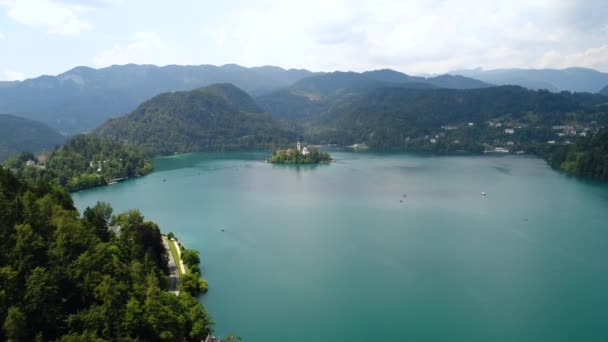 Slovenië - Vanuit de lucht uitzicht resort Lake Bled. FPV-drone-fotografie vanuit de lucht. Slovenië Mooie Natuur Kasteel Bled. — Stockvideo