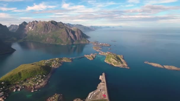 Die Lofoten sind ein Archipel in der norwegischen Provinz Nordland. Bekannt für eine unverwechselbare Landschaft mit dramatischen Bergen und Gipfeln, offenem Meer und geschützten Buchten, Stränden und unberührtem Land. — Stockvideo