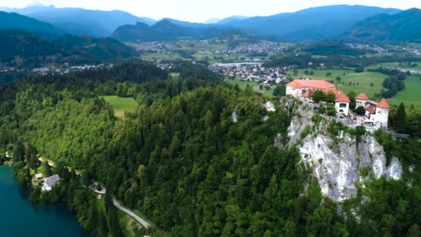 Eslovénia - Vista aérea resort Lake Bled. Fotografia aérea de drones FPV. Eslovenia bela natureza Castelo Bled . — Vídeo de Stock